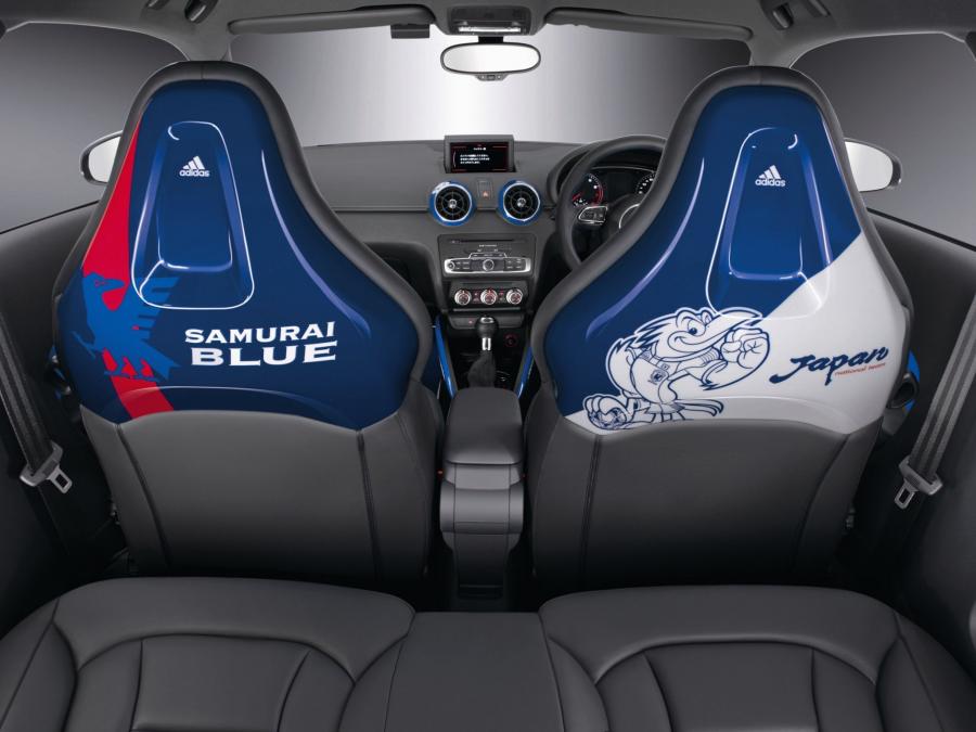 Интерьер Audi A1 Samurai Blue (8X) 2011 года  (фото 4 из 13)